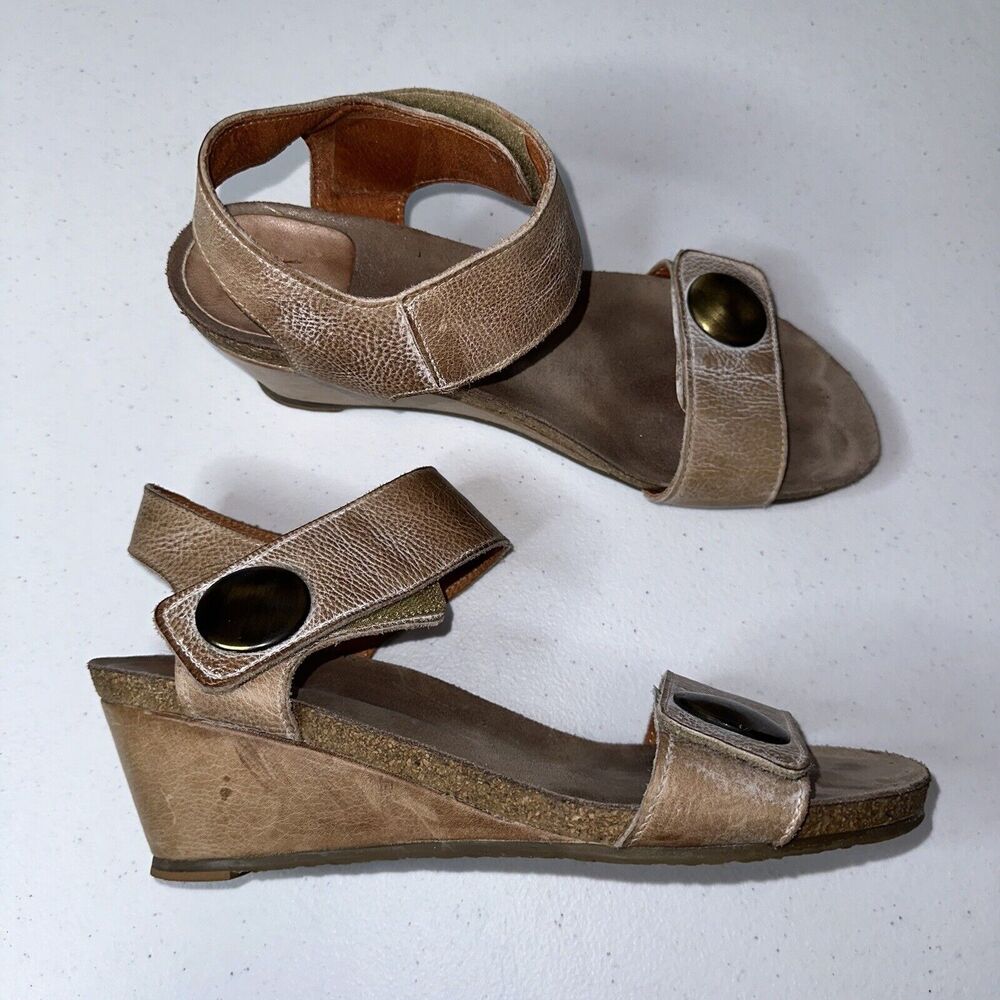 Taos Women’s Carousel 2 Wedge Sandal Tan Leather Size 41